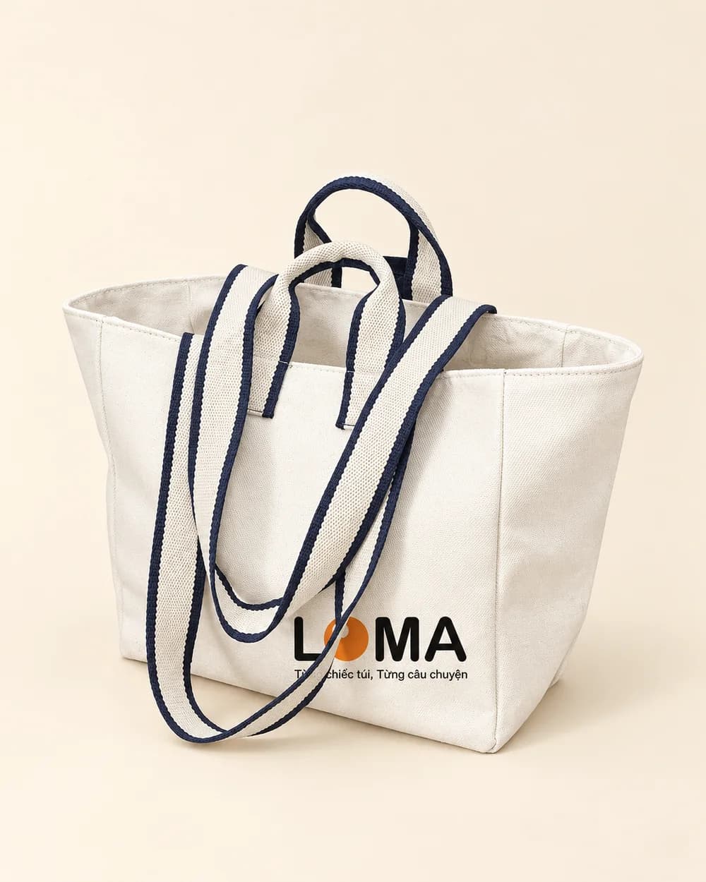 Túi canvas kem miệng rộng, hai quai dài viền navy đeo vai, logo LOMA ở mặt trước