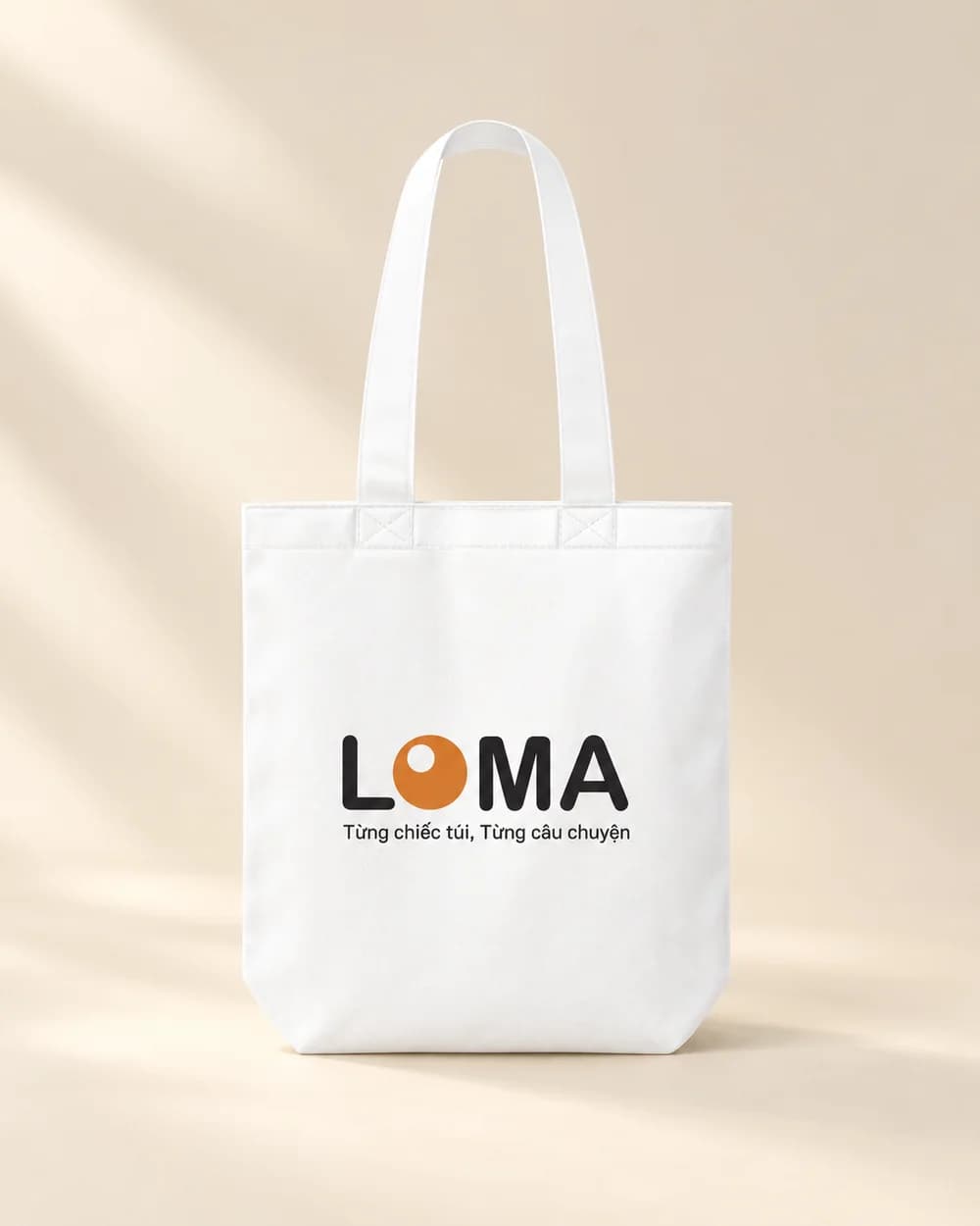 Túi tote canvas trắng dáng phẳng, quai bản to, logo LOMA ở mặt trước