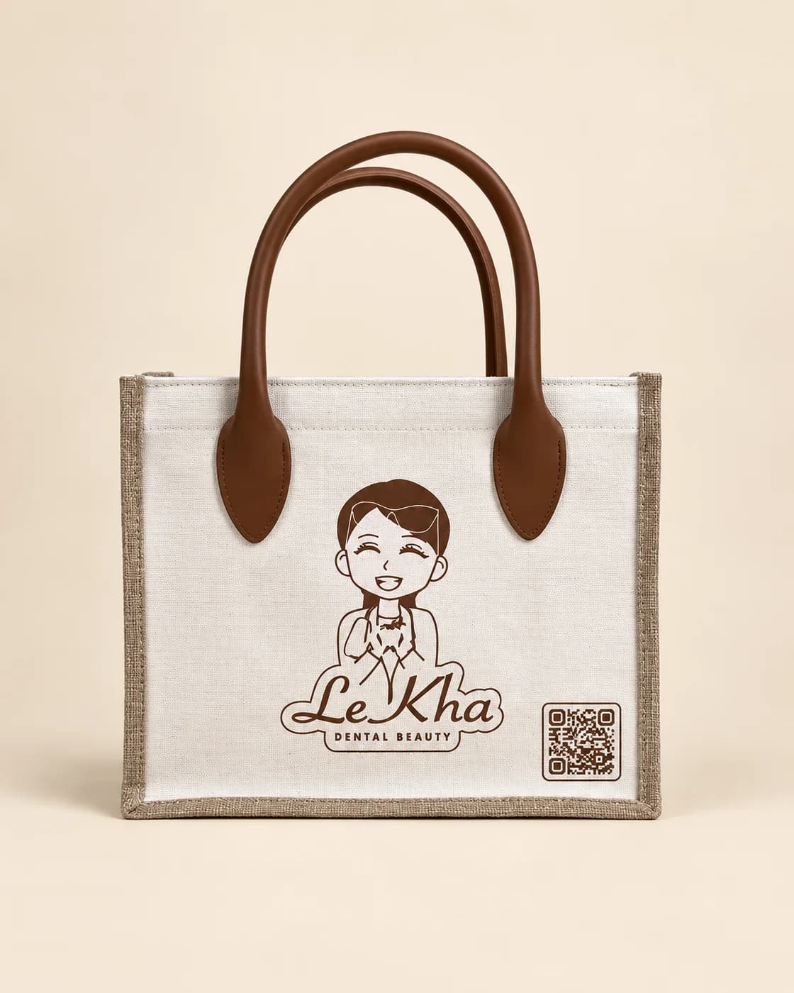 Túi canvas trắng viền đay quai da nâu in logo Le Kha Dental Beauty