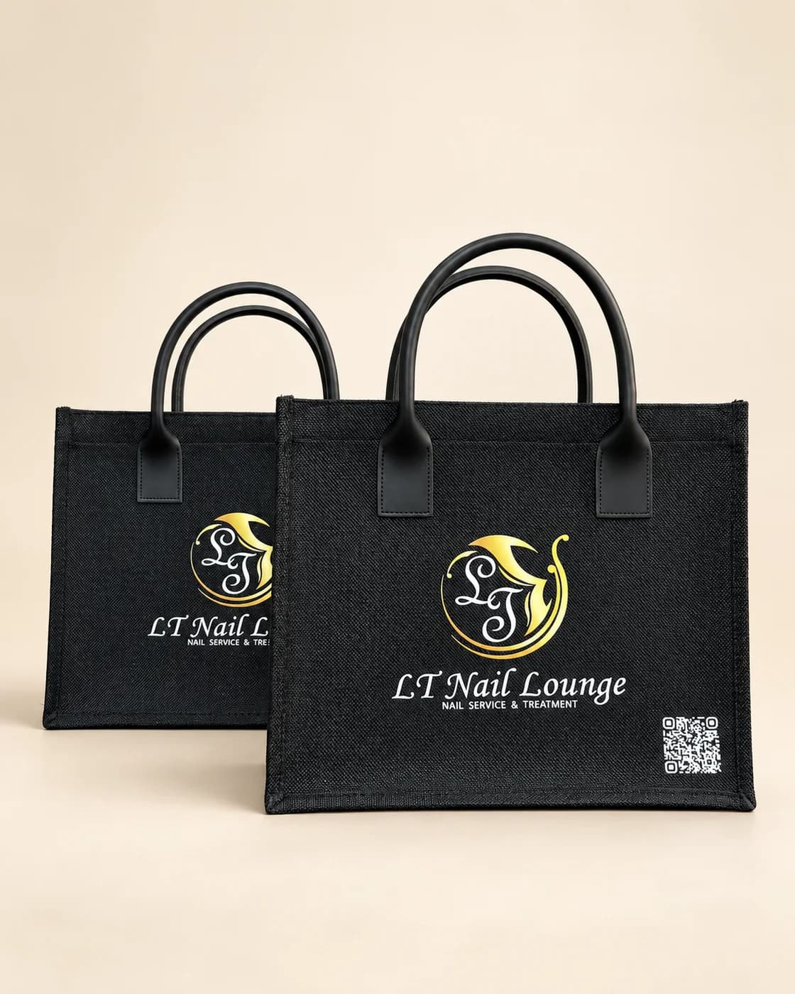 Hai túi đay hộp màu đen quai da đen in logo ánh vàng kim và mã QR của LT Nail Lounge
