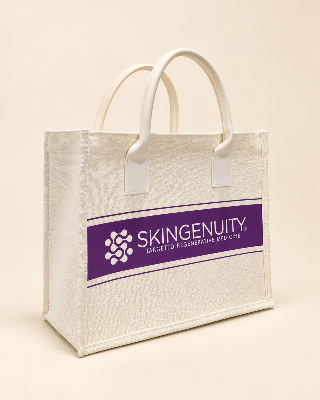 Túi canvas kem quai bọc da trắng có dải logo tím Skingenuity