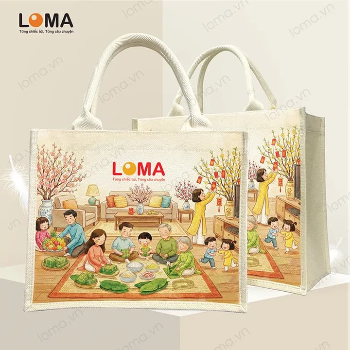Mẫu 5: Gia đình quây quần gói bánh chưng