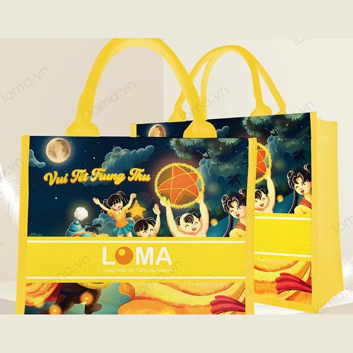 Mẫu 2: Bé rước đèn vui Tết Trung thu