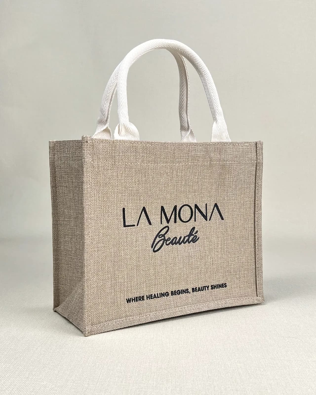 Túi vải đay linen màu be tự nhiên dáng hộp, quai vải cotton trắng, in chữ La Mona Beauté màu đen