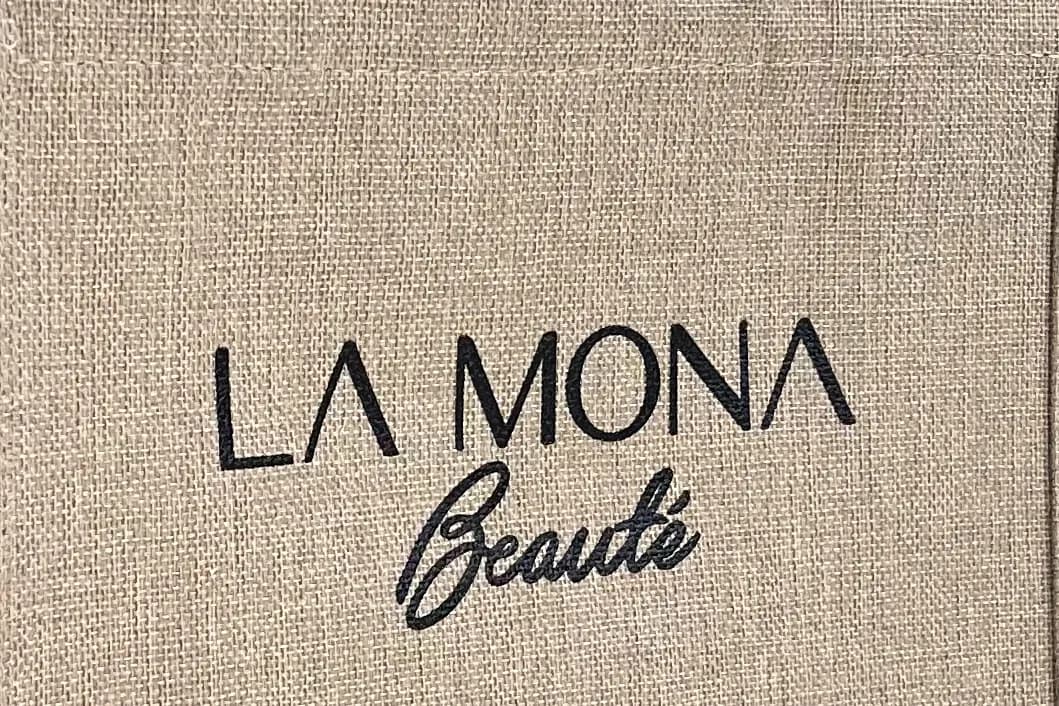 Cận thớ dệt đay linen màu be và chữ La Mona Beauté in đen sắc nét trên mặt túi