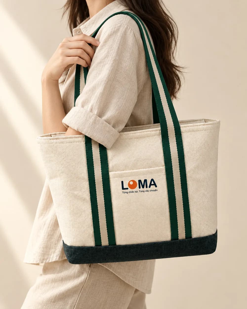 Túi canvas quai sọc xanh rêu khoác trên vai, áo sơ mi cotton màu yến mạch